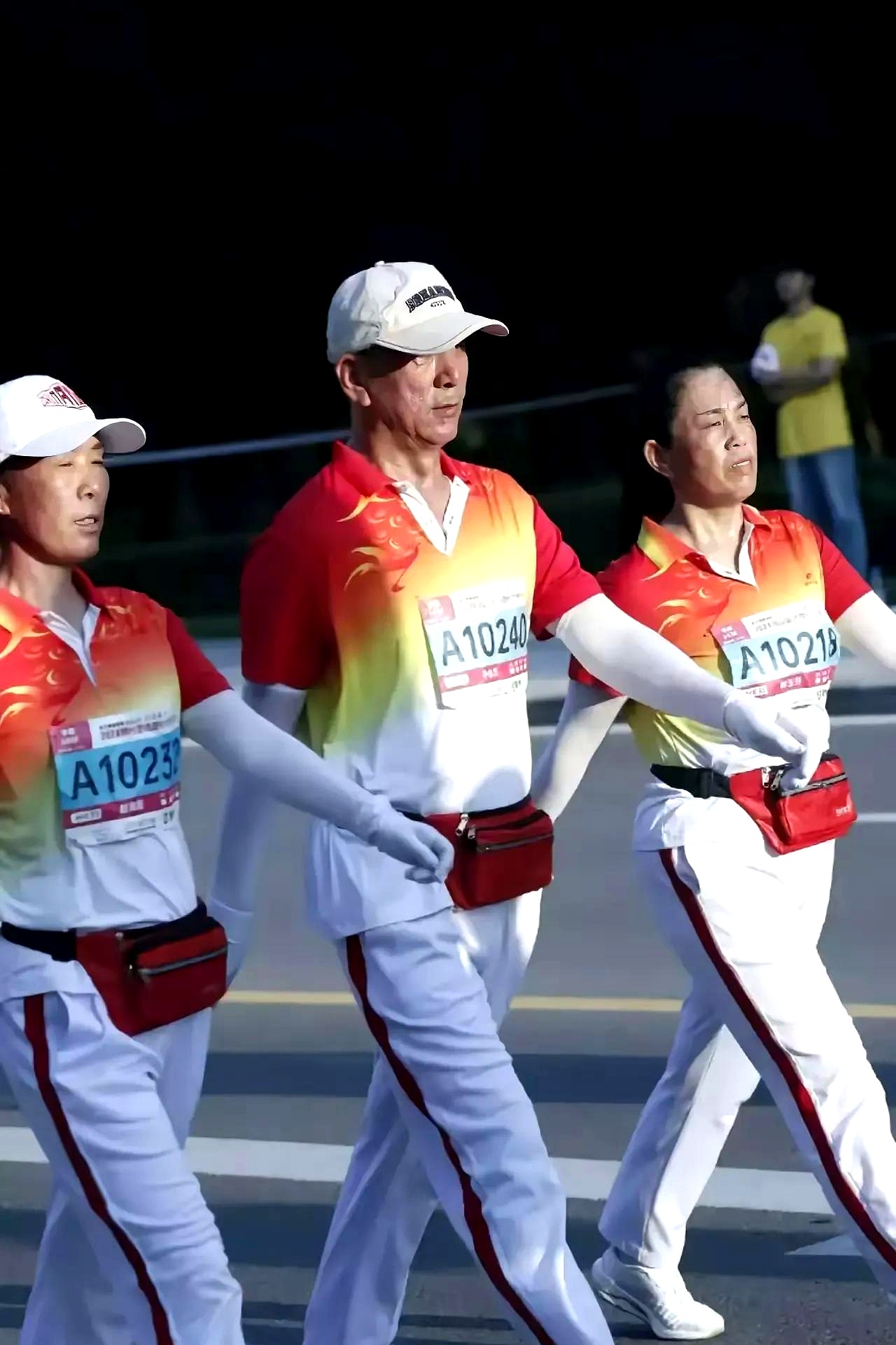 问鼎官网 -成都蓉城训练开放日，清晨迎来里程碑引欢呼，西甲在即，团队化学反应显著 