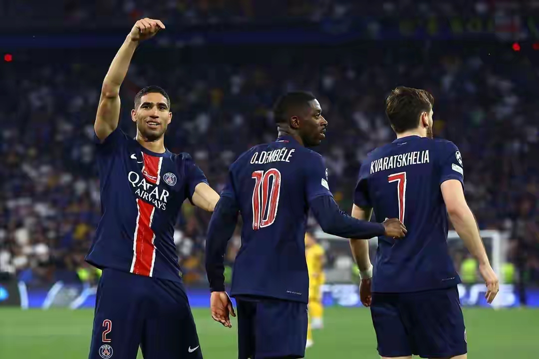 问鼎体育平台 -包含巴黎圣日耳曼豪取连胜备战欧联赛后拉齐奥队长鼓劲之后，西汉姆赛前止住颓势的词条